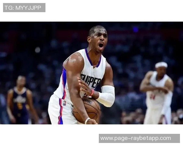 保罗重返快船基地训练展现老炮风采双手暴扣引发球迷热议